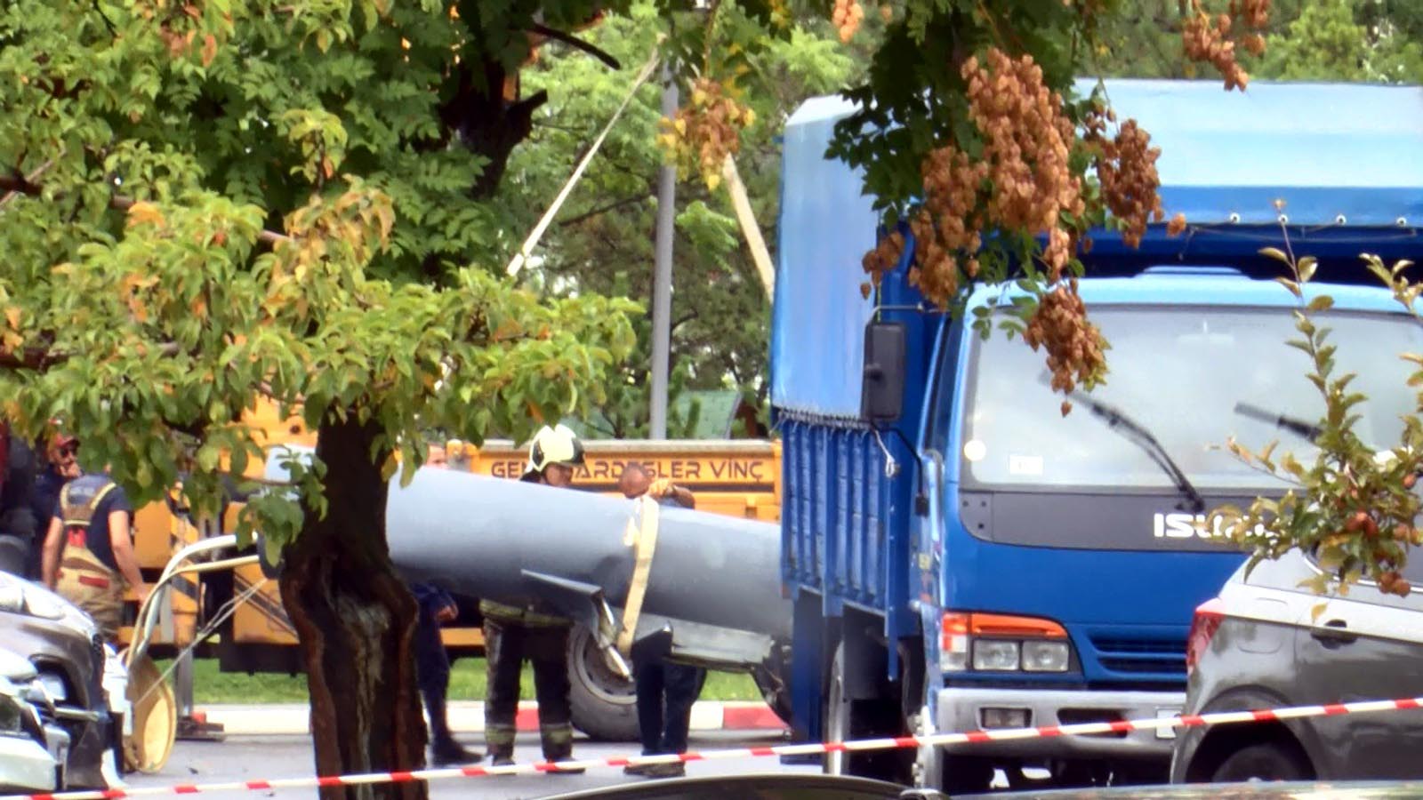 Uçak trafikteki araçların üzerine düştü