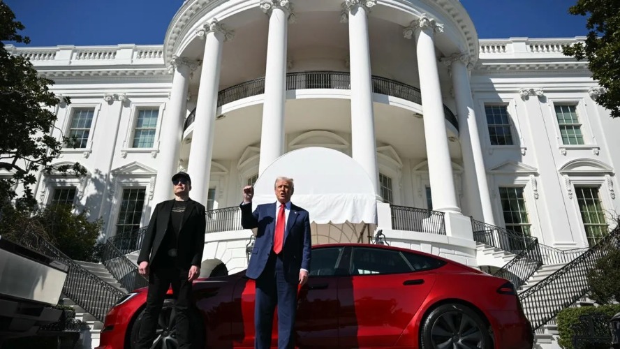 Trump, Elon Musk'a destek için Tesla araç satın aldı