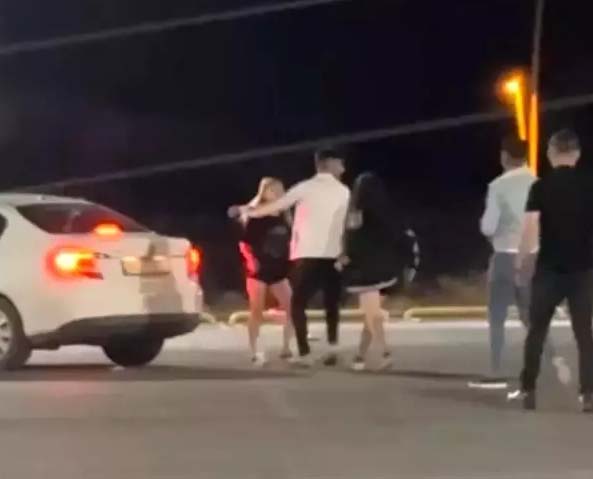 Trafik kavgasında küfürler hava uçuştu! Genç kadını kimse yatıştıramadı